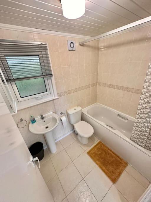 Semi-Detached 1-Bedroom Chalet Uddingston Exterior foto